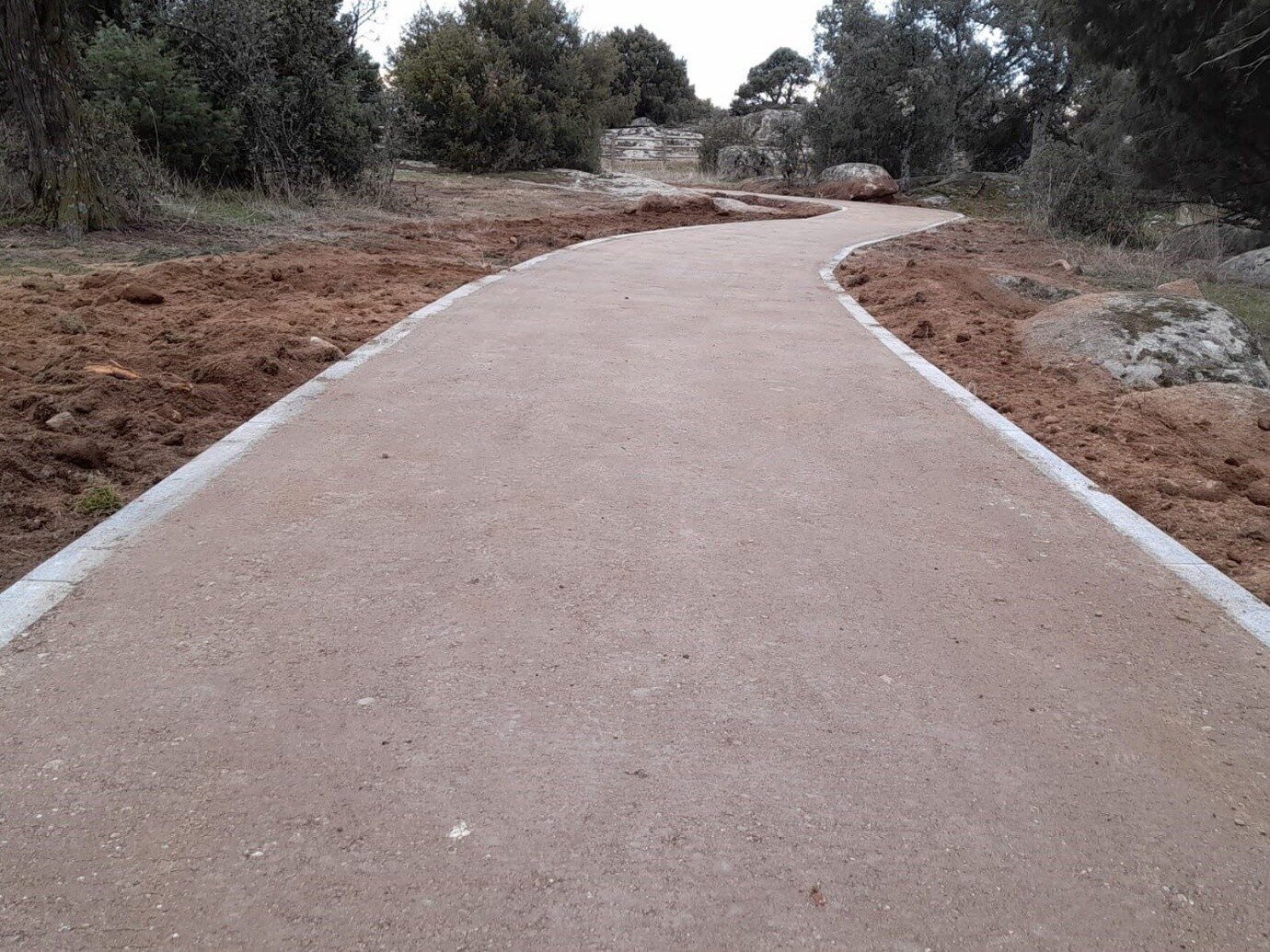Camino de parque estabilizado con grandes árboles