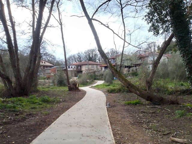 Camino de tierra estabilizado atravesando un entorno rural protegido